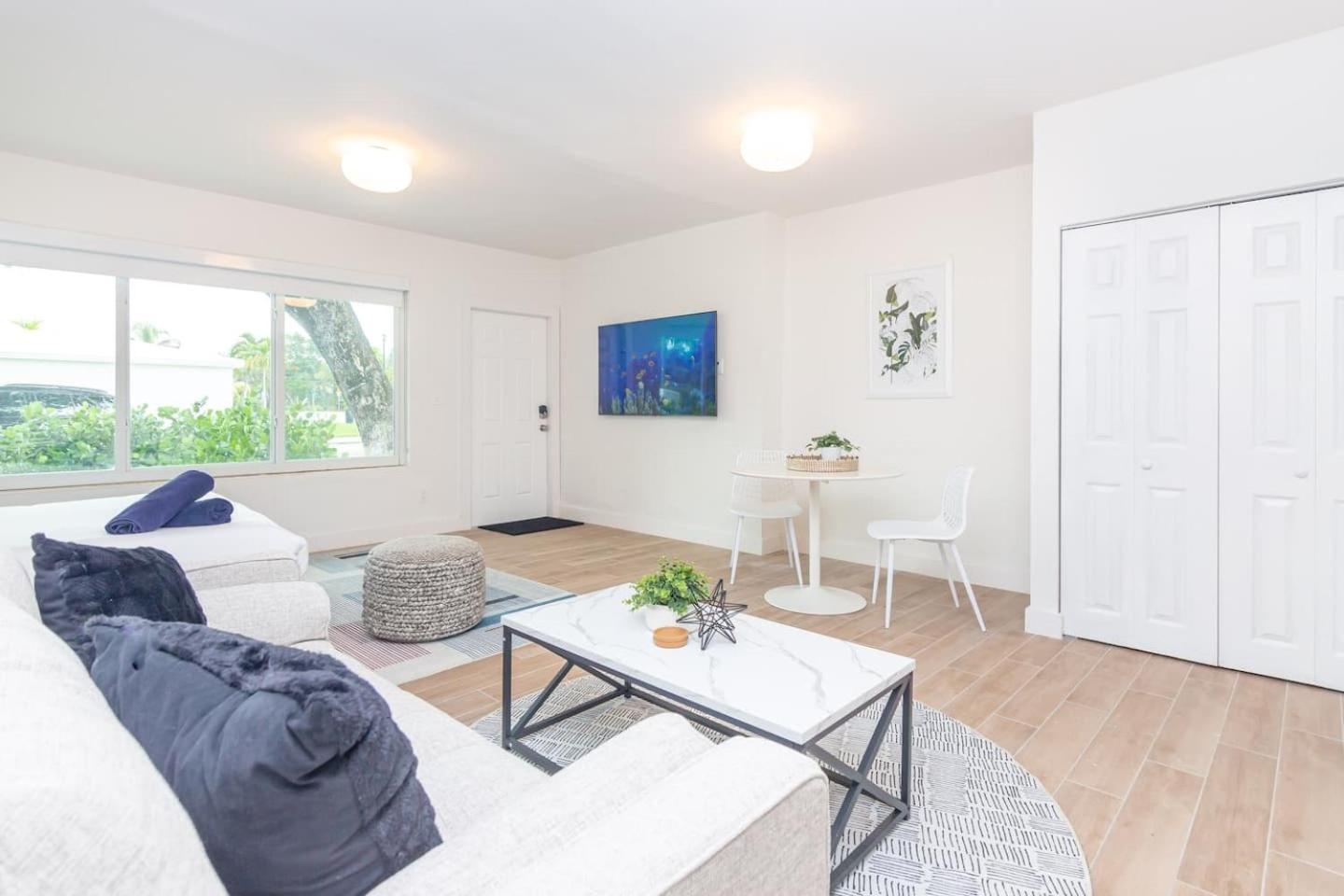 Large Stylish Studio Apartment In El Portal #3 Miami Exteriör bild