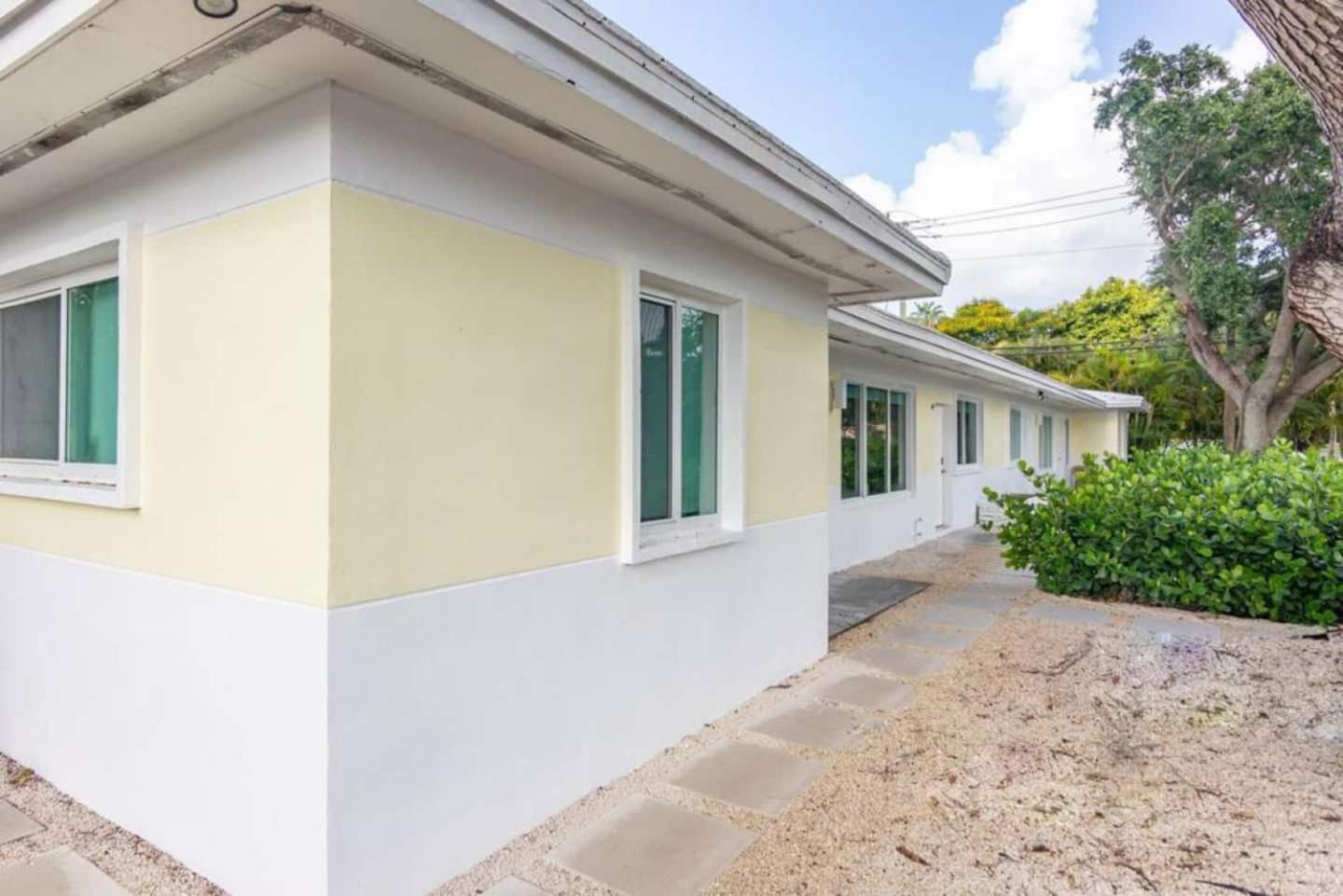 Large Stylish Studio Apartment In El Portal #3 Miami Exteriör bild