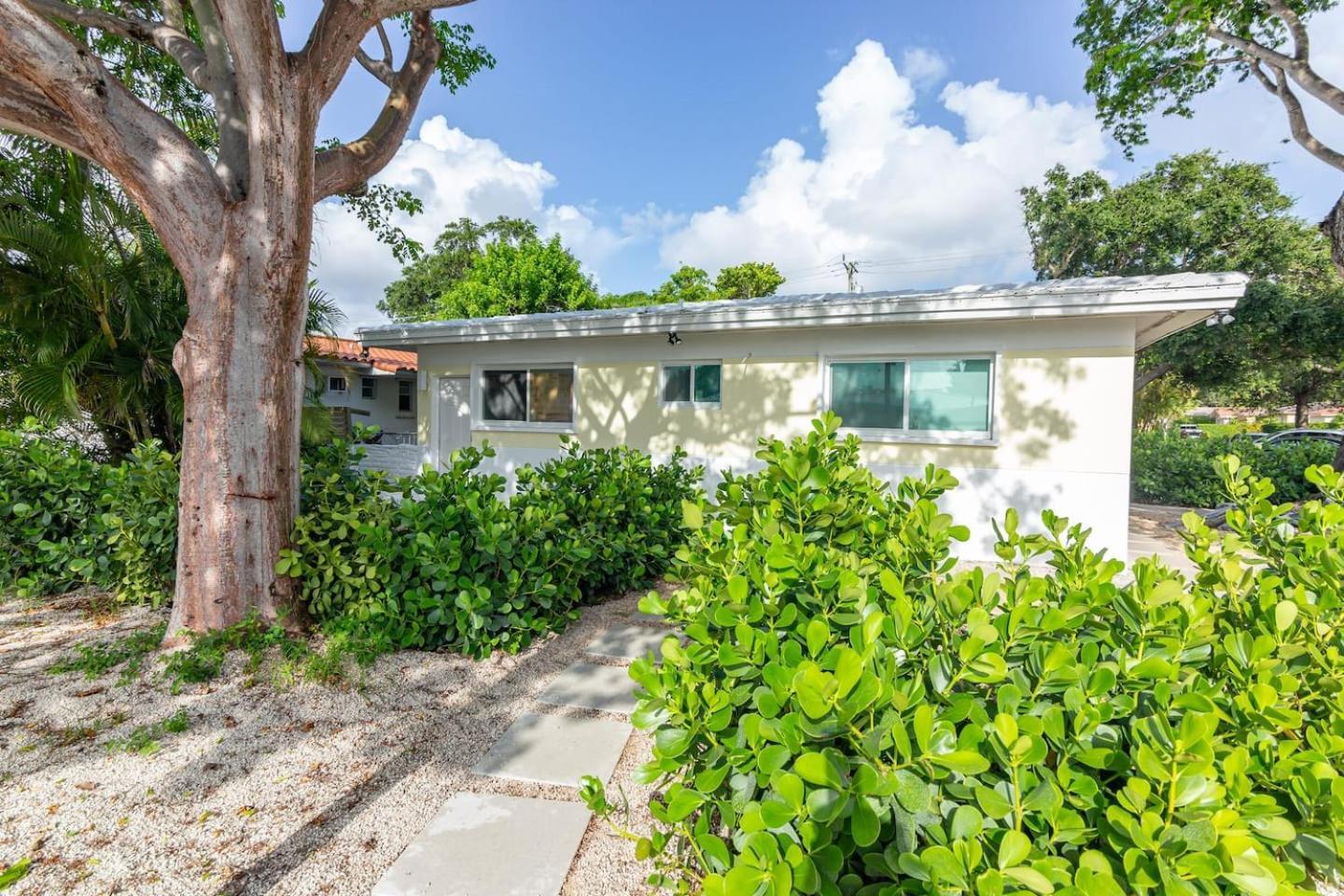 Large Stylish Studio Apartment In El Portal #3 Miami Exteriör bild
