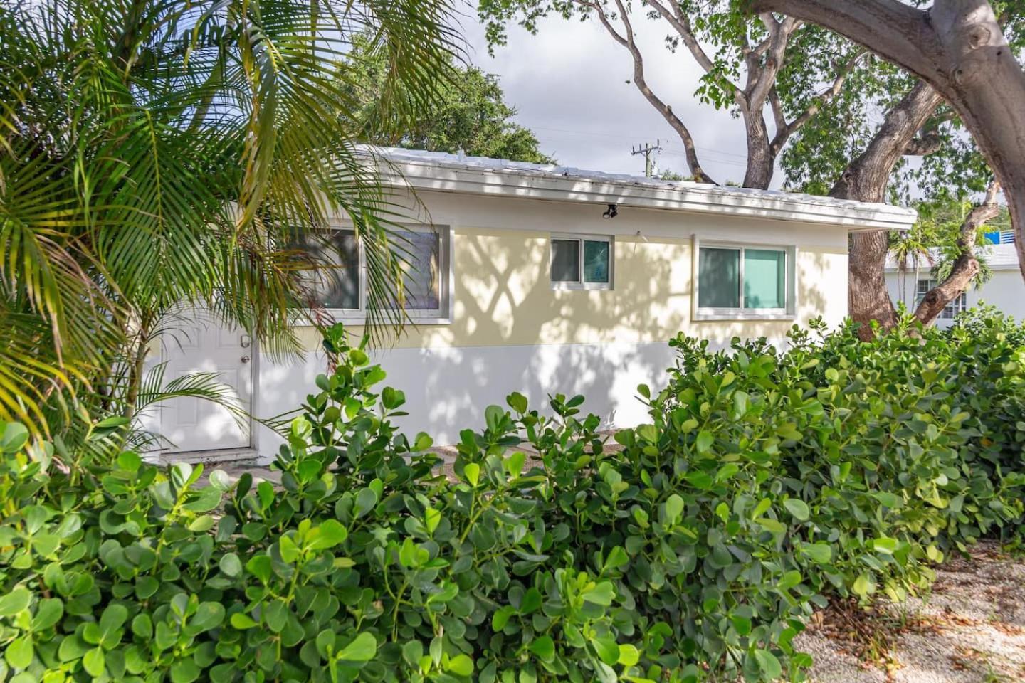 Large Stylish Studio Apartment In El Portal #3 Miami Exteriör bild
